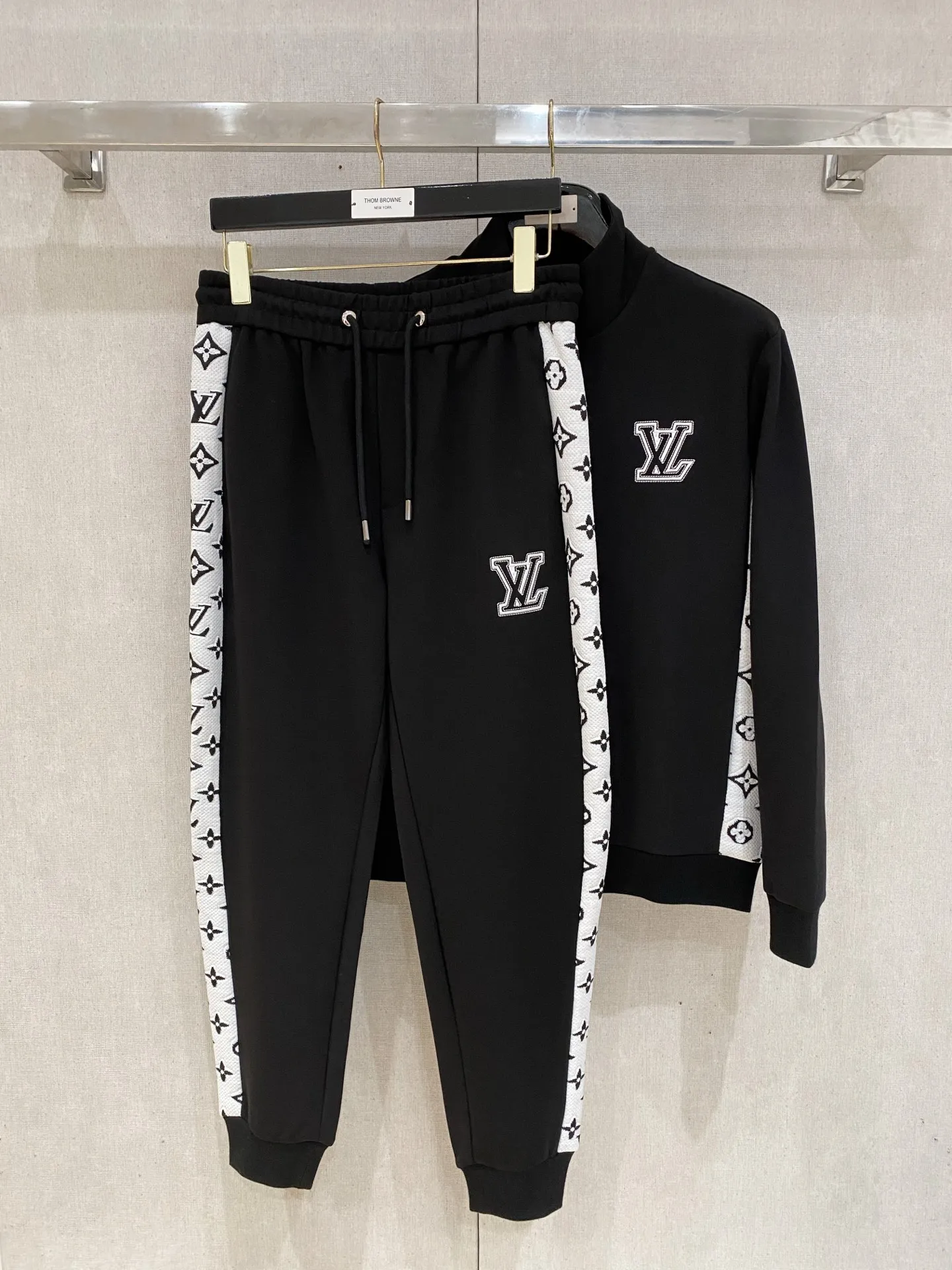 🅿️720 LV hot-selling suit is coming. Focus on the original version of the official website. 2025 new hot-selling cardigan suit. The original order is the best. 🇭🇰The meticulous work of top designers. It has a fitting and perfect upper body effect. All-natural high-quality Tencel Roman cotton 100%, close-fitting comfort, noble and elegant! Original hardware embodies elegance and nobility! Counter size: M-3XL (maximum wear up to 190 pounds)